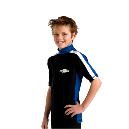 Boy wearing the black ocean blue and white stripe Stingray Kids' Unisex Short Sleeve Rash Shirt with tri-colour sleeve stripes, crafted from chlorine-resistant fabric. This swim shirt provides the best UPF 50+ UV sun protection.