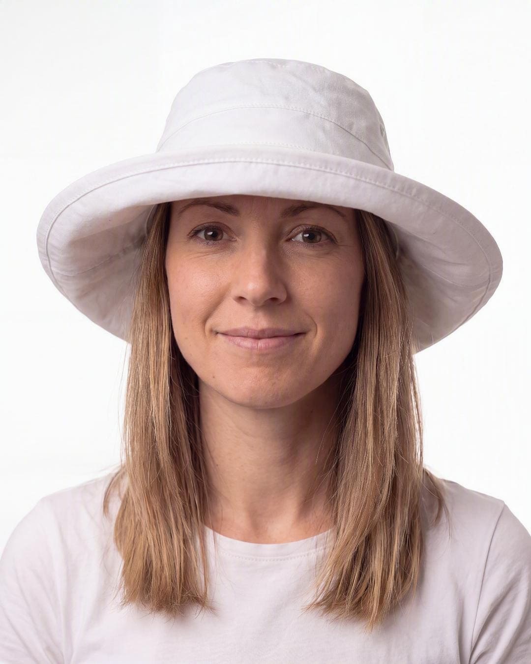 White colour Wallaroo Casual Traveler Sun Hat UPF 50+ on model