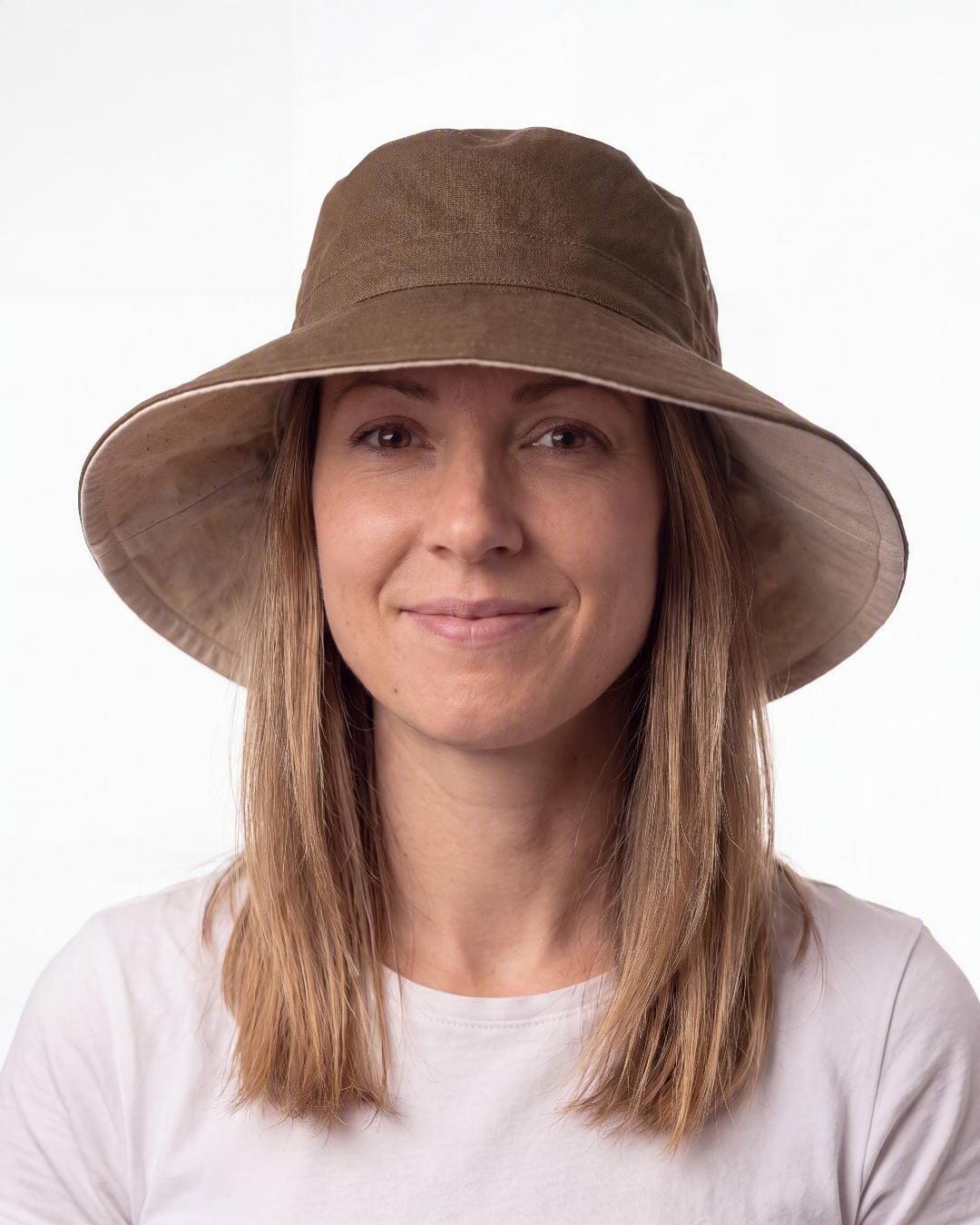 Woman wearing Wallaroo Avalon Sun Hat UPF 50+