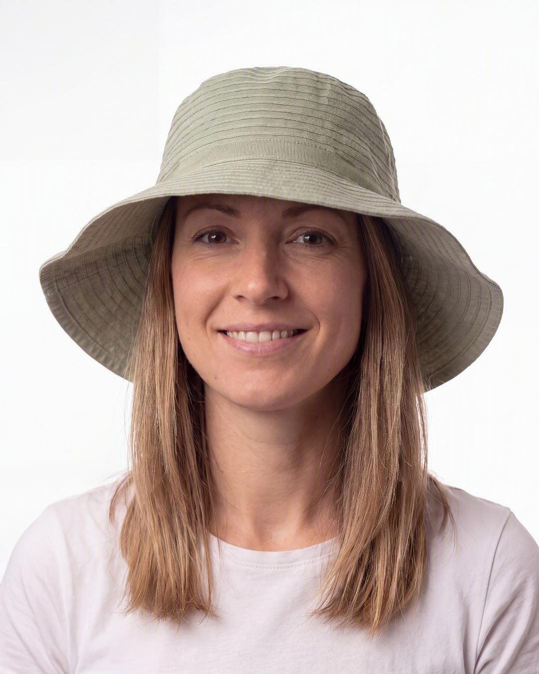 Woman wearing wallaroo hampton hat in seafoam UPF 50+